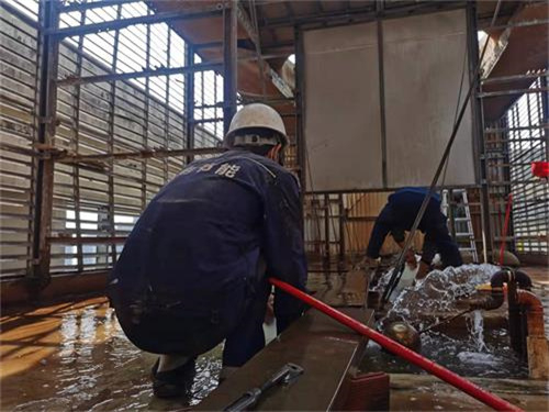 夏季冷卻塔漂水出現(xiàn)大量白霧狀是怎么回事？冷卻塔白霧要怎么解決？